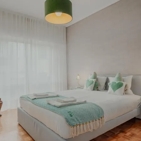 Apartment Sunny And Spacious House, 4bd 3bath Downtown Porto